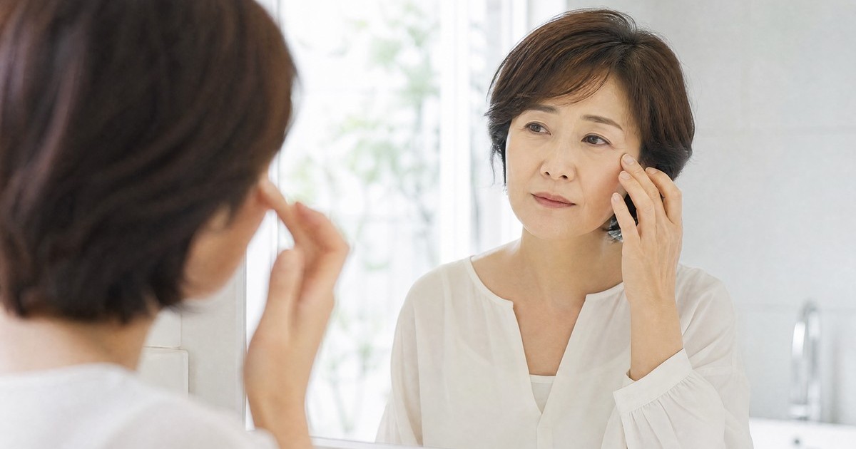 アイクリームを塗っても物足りない人が、寝る前に「貼っている」もの